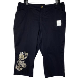 Croft & Barrow Natural fit black Capri shorts with print